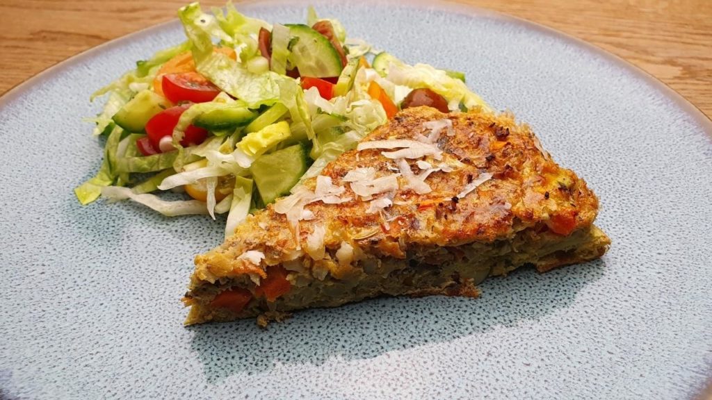 Blumenkohl-Quiche mit Salat